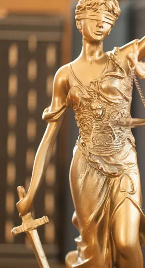 Justitia mit Schwert und Waage – seriöse, neutrale Darstellung der Rechtspflege.
